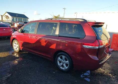 2011 Toyota Sienna Le V6 z USA, uszkodzony, nr VIN 5TDKK3DC8BS093780